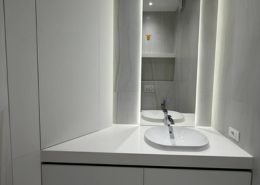 Белая тумба с пеналом в санузел