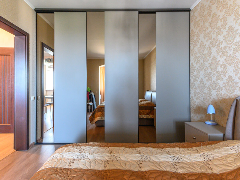 Встроенный шкаф в спальню с зеркалами