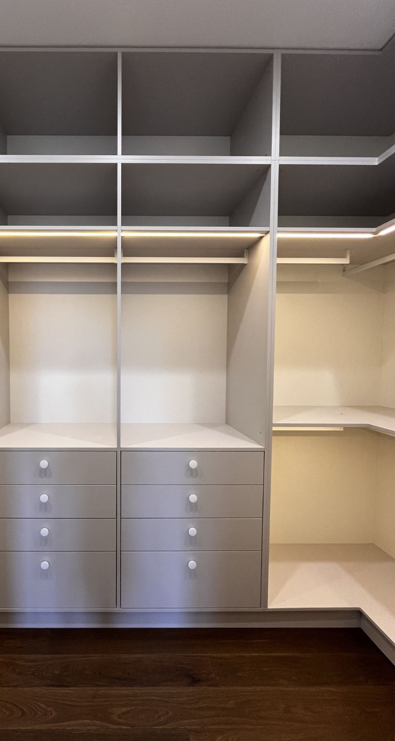 светло-серая гардеробная