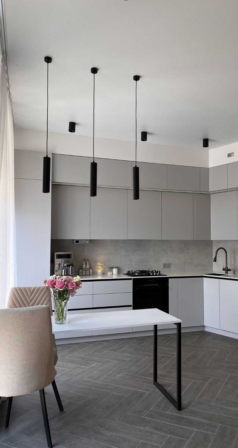 Кухня светлая серая