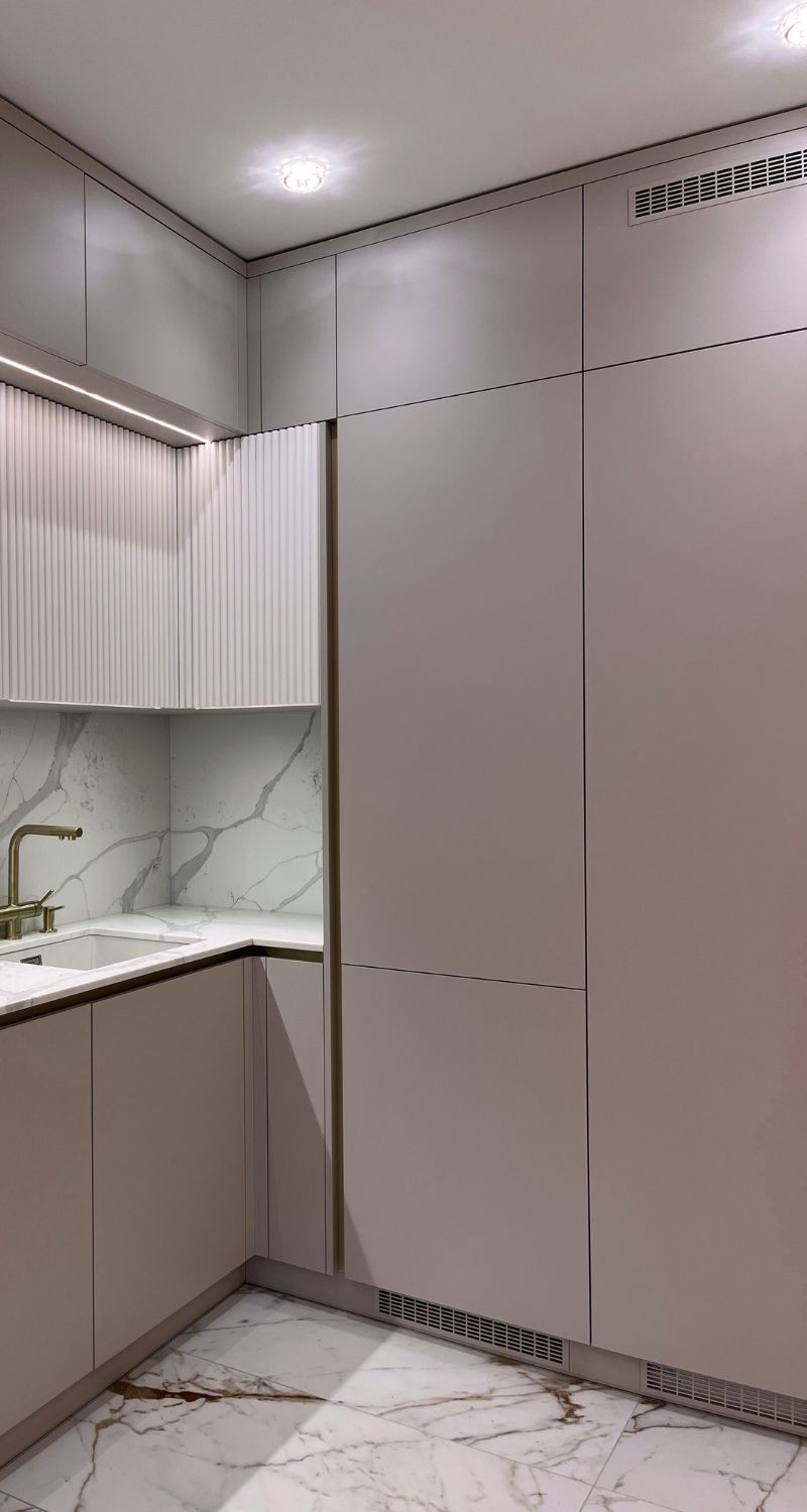 Кухня с пеналами