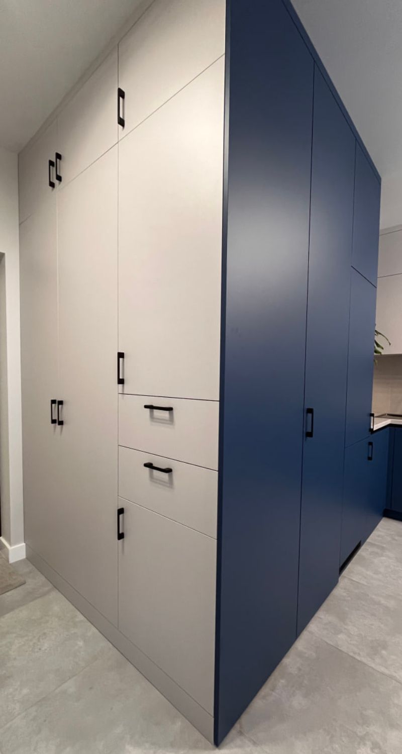 Шкаф и кухня