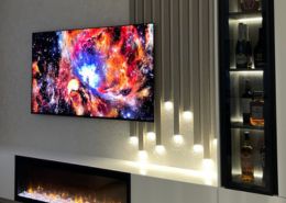 ТВ-зона с биокамином и шпонированными рейками ЖК "53 Жемчужина"